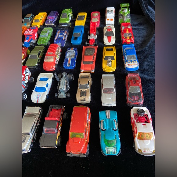 Lot 4 - 50 HOT WHEELS die cast CARS Various ages USED Toy Box Condition READ - Picture 9 of 10